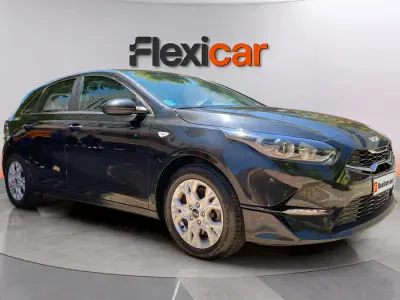 Usado Kia Ceed 136 CV (100 kW) 2023 Negro Utilitario