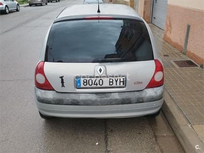 Usado Renault Clio II Authentique 65 HP (47 kW) 2002 Cinzento Sedan