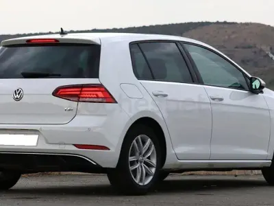 Usado VW Golf VII Advance 115 CV (84 kW) 2018 Blanco Berlina