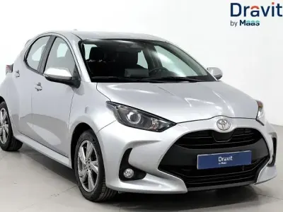 Usado Toyota Yaris Hybrid Active 116 CV (85 kW) 2024 Gris / plata Berlina