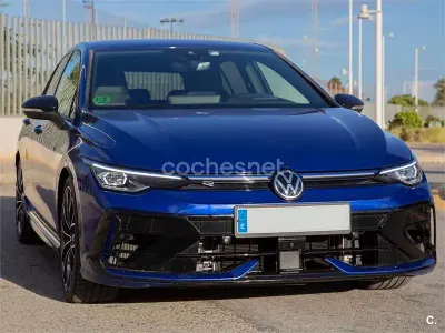 Usado VW Golf VIII R 333 CV (244 kW) 2025 Azul Berlina