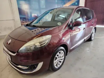 Usado Renault Grand Scénic III Expression 110 CV (80 kW) 2012 Violeta / lila Monovolumen