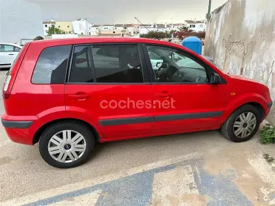 Usado Ford Fusion 90 CV (66 kW) 2005 Rojo Utilitario