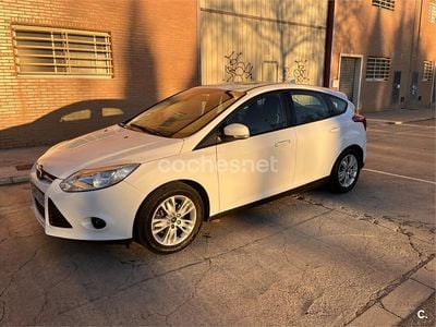 Usado Ford Focus Trend 105 CV (77 kW) 2011 Blanco Berlina