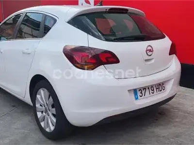 Usado Opel Astra Excellence 110 CV (80 kW) 2011 Blanco Berlina