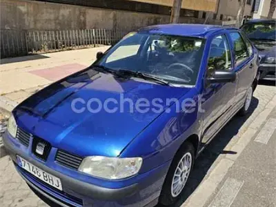 Usado Seat Cordoba Stella 75 CV (55 kW) 2002 Azul Berlina
