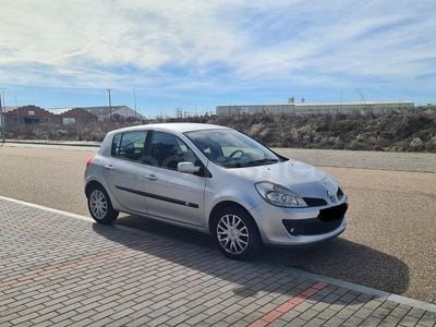 Usado Renault Clio II Business 85 CV (62 kW) 2008 Gris / plata Berlina
