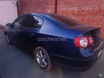 Usado VW Passat Trendline 140 CV (102 kW) 2006 Azul Berlina