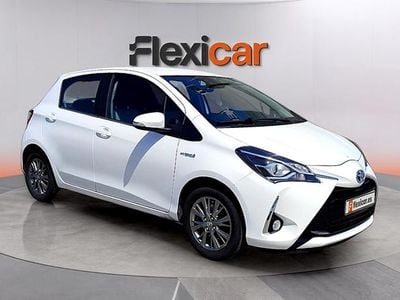 Käytetty Toyota Yaris Hybrid Active 100 HP (73 kW) 2020 Valkoinen Sedan
