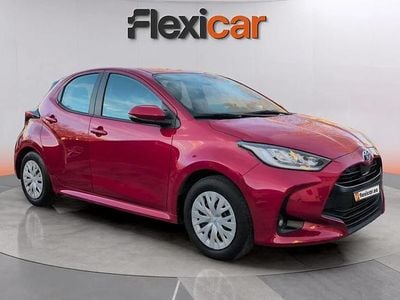 Usado Toyota Yaris Hybrid Active 116 CV (85 kW) 2023 Rojo Utilitario