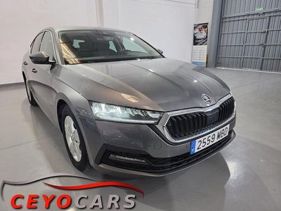 Usado Skoda Octavia G-TEC Ambition 131 CV (96 kW) 2022 Gris / plata Berlina