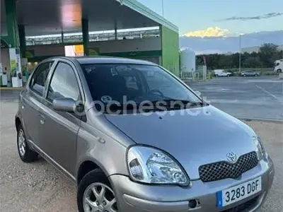 Usado Toyota Yaris Sol 87 CV (63 kW) 2005 Gris / plata Berlina