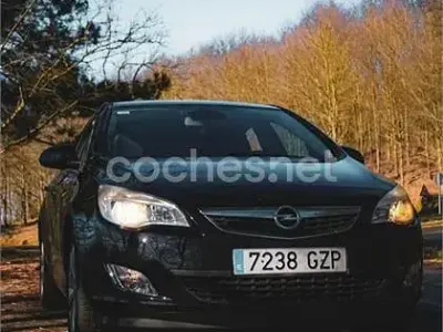 Usado Opel Astra Cosmo 140 CV (102 kW) 2010 Negro Berlina
