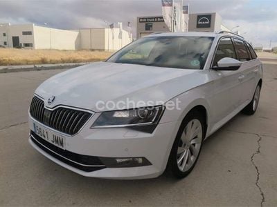 Usado Skoda Superb Style 150 CV (110 kW) 2016 Blanco Familiar