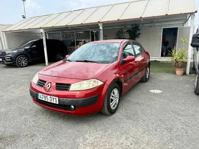 Usado Renault Mégane Dynamique 105 CV (77 kW) 2006 Granate Berlina
