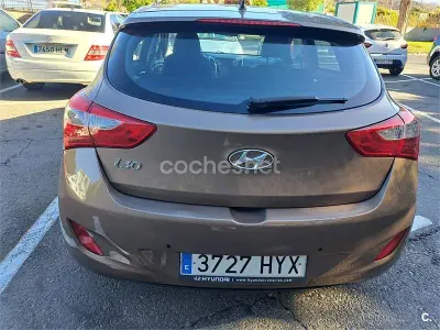 Usado Hyundai i30 Style 135 CV (99 kW) 2014 Marrón Berlina