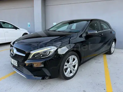 Usado Mercedes A180 Urban 109 CV (80 kW) 2016 Negro Berlina