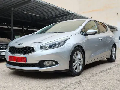 Usado Kia Ceed GT 90 CV (66 kW) 2013 Gris / plata Berlina