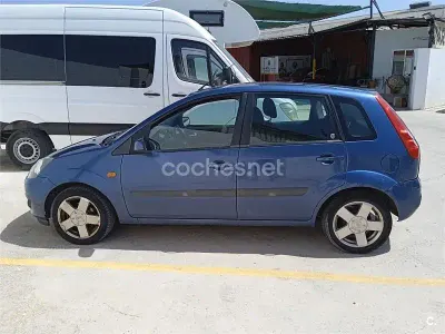 Usado Ford Fiesta Ghia 80 CV (58 kW) 2006 Azul Utilitario