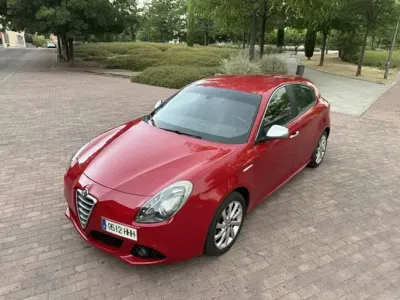 Usado Alfa Romeo Giulietta Distinctive 170 CV (125 kW) 2012 Rojo Utilitario