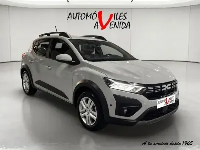 Usado Dacia Sandero Expression 101 CV (74 kW) 2023 Blanco Berlina