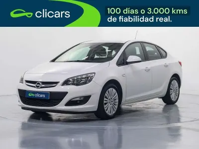 Usado Opel Astra Selective 140 CV (102 kW) 2015 Blanco Berlina