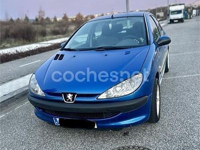 Usado Peugeot 206 70 CV (51 kW) 2004 Azul Berlina