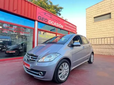 Usado Mercedes A180 109 CV (80 kW) 2009 Gris Utilitario