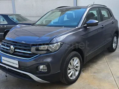 Usado VW T-Cross Advance 110 CV (80 kW) 2023 Gris / plata SUV