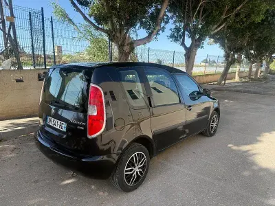 Usado Skoda Roomster 80 HP (58 kW) 2010 Preto Monovolume