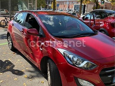 Usado Hyundai i30 90 CV (66 kW) 2015 Rojo Berlina