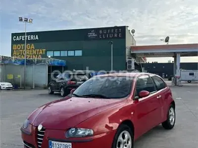 Usado Alfa Romeo 147 Progression 140 CV (102 kW) 2004 Rojo Utilitario