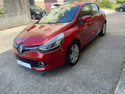 Używany Renault Clio IV Dynamique 90 KM (66 kW) 2015 Czerwony Sedan/Limuzyna