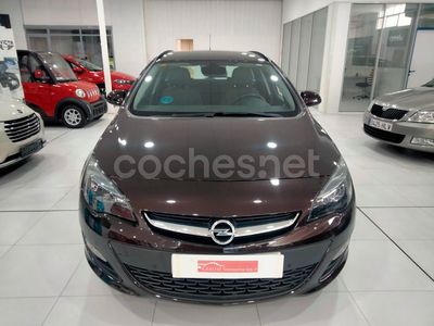 Usado Opel Astra Selective 140 CV (102 kW) 2015 Marrón Familiar