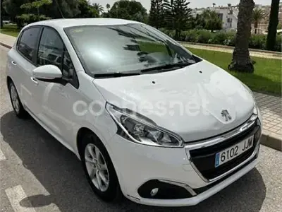 Usado Peugeot 208 Active 75 CV (55 kW) 2015 Blanco Utilitario