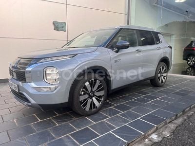 Gris / plata Usado 2025 Mitsubishi Outlander P-HEV SUV | 48.500 € (Un poco caro)