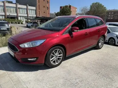 Usado Ford Focus Trend 120 CV (88 kW) 2015 Rojo Familiar