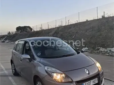Usado Renault Scenic E-Tech Dynamique 110 CV (80 kW) 2011 Gris / plata Monovolumen