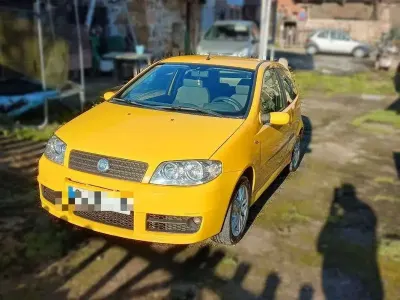 Usado Fiat Punto 95 CV (69 kW) 2003 Amarillo Utilitario
