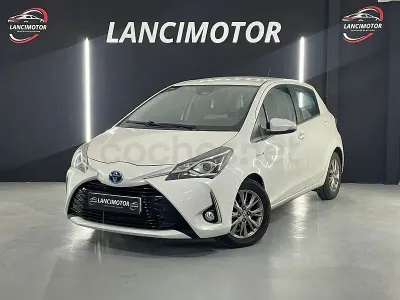 Usado Toyota Yaris Hybrid 100 CV (73 kW) 2020 Blanco Berlina