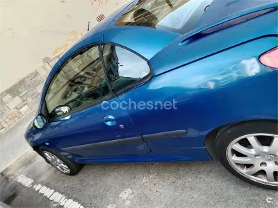 Usado Peugeot 206 138 CV (101 kW) 2001 Azul Descapotable