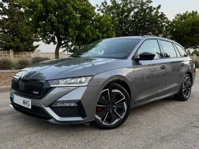 Usado Skoda Octavia RS 200 CV (147 kW) 2023 Gris / plata Familiar