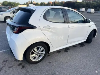 Usado Toyota Yaris Hybrid Active 100 CV (73 kW) 2021 Blanco Berlina