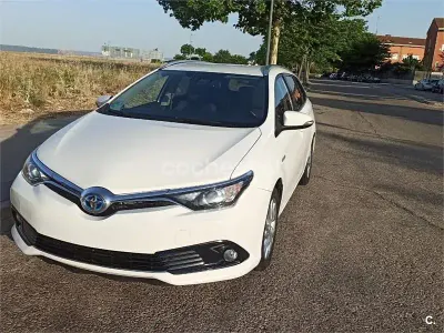 Usado Toyota Auris Hybrid Active 136 CV (100 kW) 2016 Blanco Familiar