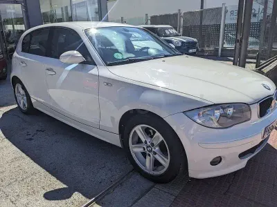 Usado BMW 116 Comfort Edition 115 CV (84 kW) 2006 Blanco Utilitario