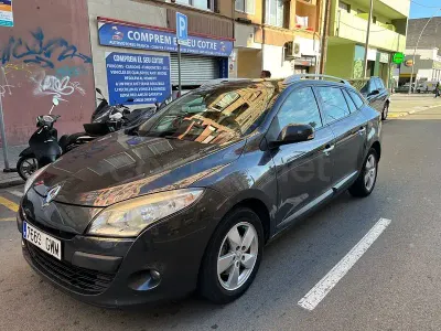 Usado Renault Mégane GrandTour Expression 105 CV (77 kW) 2010 Gris / plata Familiar