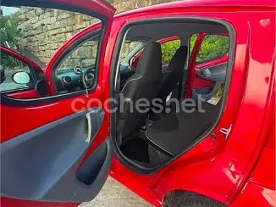 Usado Peugeot 107 68 CV (50 kW) 2011 Rojo Utilitario