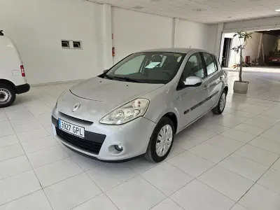 Usado Renault Clio II 70 CV (51 kW) 2009 Gris / plata Berlina
