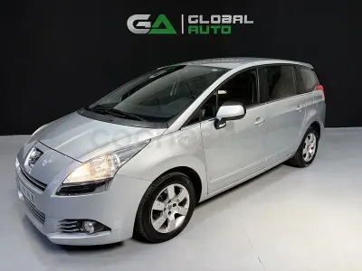 Usado Peugeot 5008 Access 120 CV (88 kW) 2012 Gris / plata Monovolumen