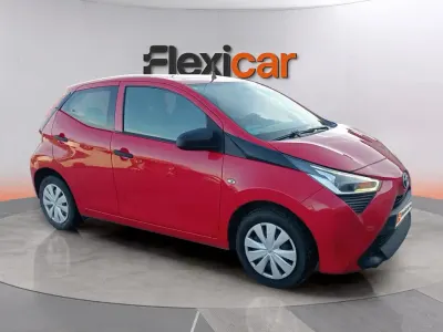 Usado Toyota Aygo X-play 72 CV (52 kW) 2022 Rojo Utilitario